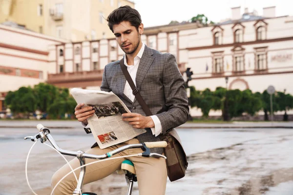 Imagem Jovem Homem Negócios Sério Livre Parque Segurando Jornal Uma — Fotografia de Stock