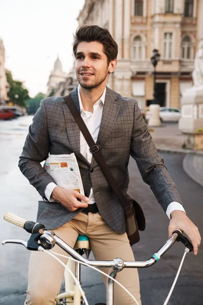 Dışarıda Bisikletle Gazete Tutan Iyimser Bir Adamının Resmi — Stok fotoğraf