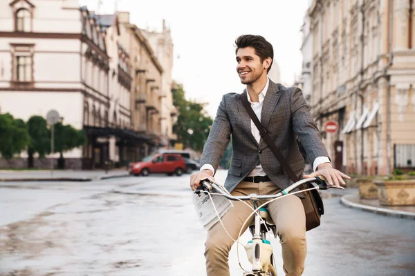 Imagem Jovem Homem Negócios Alegre Livre Segurando Jornal Uma Bicicleta — Fotografia de Stock