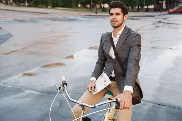 Imagem Jovem Empresário Bonito Casaco Segurando Jornal Bicicleta Rua Cidade — Fotografia de Stock