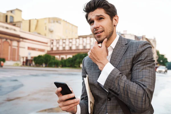Imagen Hombre Negocios Guapo Chaqueta Pensando Usando Teléfono Celular Calle — Foto de Stock