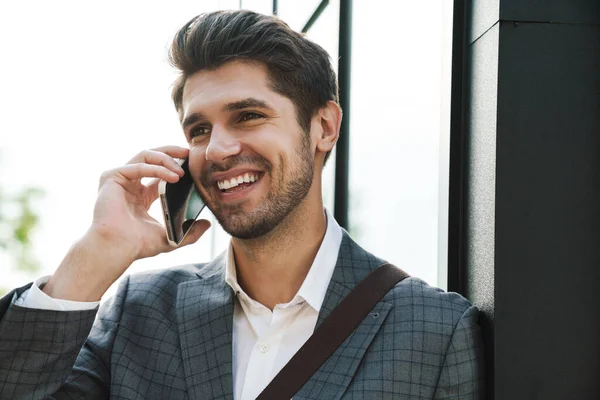 Imagen Hombre Negocios Guapo Positivo Aire Libre Hablando Por Teléfono —  Fotos de Stock