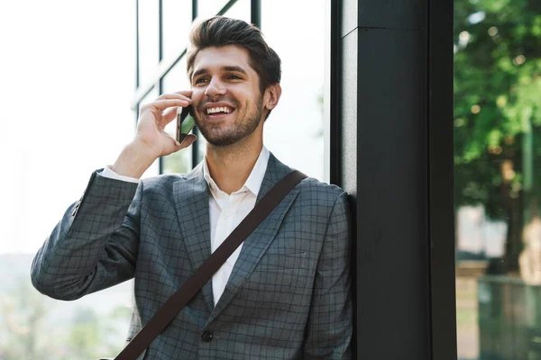 Imagen Alegre Sonriente Hombre Negocios Aire Libre Hablando Por Teléfono — Foto de Stock