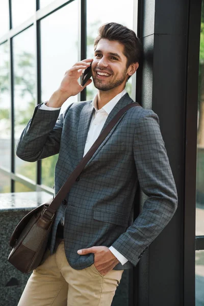 Imagen Optimista Alegre Guapo Hombre Negocios Aire Libre Hablando Por — Foto de Stock