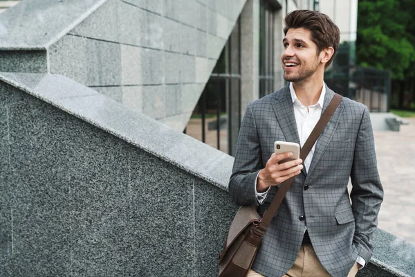 Imagen Hombre Negocios Guapo Feliz Aire Libre Utilizando Teléfono Móvil —  Fotos de Stock