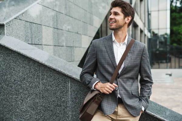 Imagen Hombre Negocios Guapo Positivo Aire Libre Cerca Del Centro —  Fotos de Stock