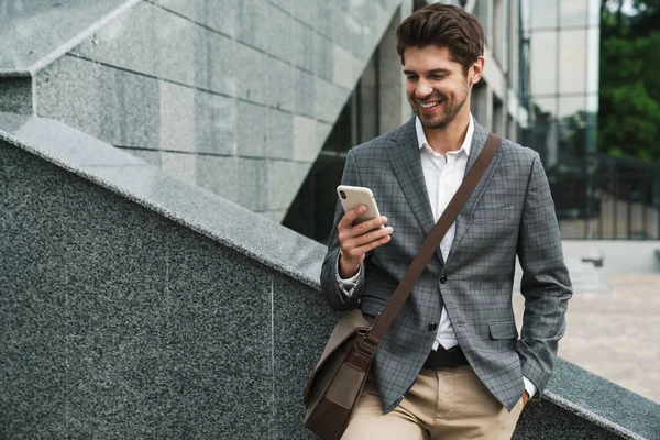 Imagen Hombre Negocios Guapo Feliz Aire Libre Utilizando Teléfono Móvil —  Fotos de Stock