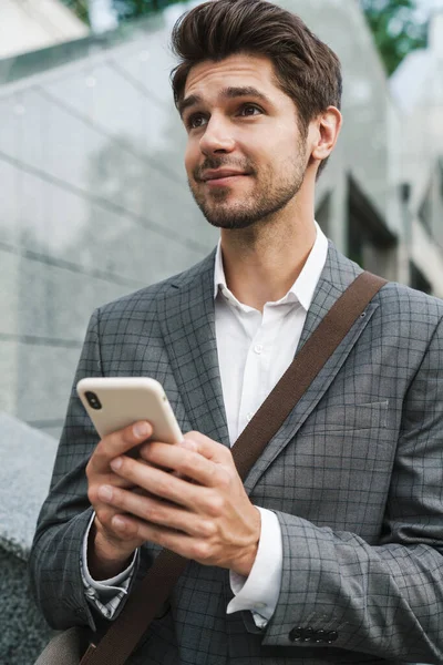 Зображення Щасливого Гарного Бізнесмена Куртці Посміхаючись Використовуючи Мобільний Телефон Міській — стокове фото