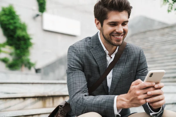 Foto Hombre Negocios Guapo Optimista Aire Libre Usando Teléfono Móvil — Foto de Stock