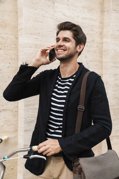 Зображення Щасливого Красивого Чоловіка Куртці Велосипедом Посміхаючись Розмовляючи Мобільному Телефоні — стокове фото