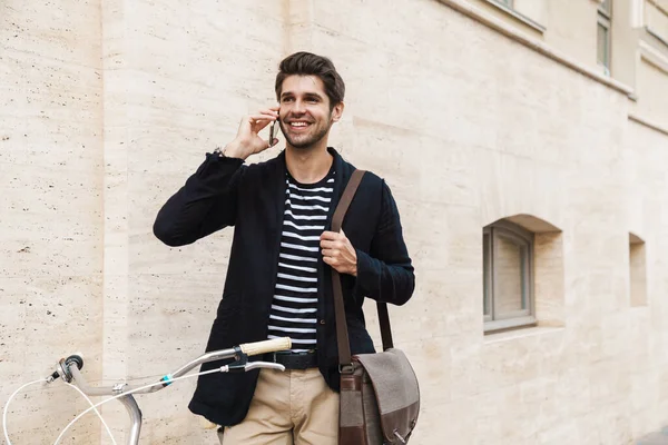 Imagen Joven Hombre Negocios Feliz Sonriente Aire Libre Hablando Por — Foto de Stock