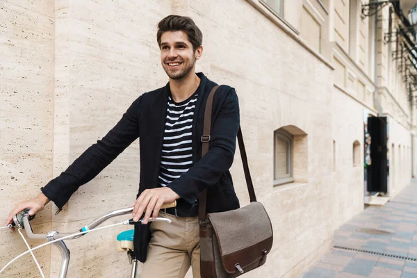 Imagem Jovem Homem Negócios Bonito Alegre Livre Uma Bicicleta — Fotografia de Stock