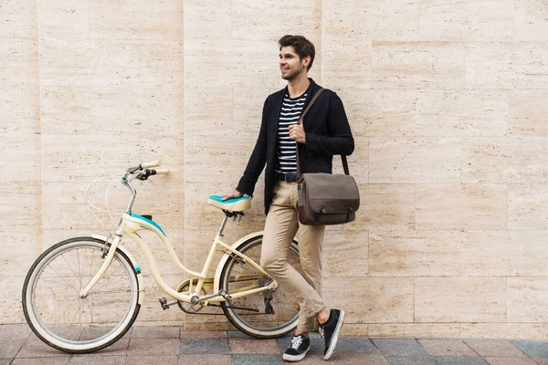 自転車で屋外で若い陽気なハンサムな若いビジネスマンの写真 — ストック写真