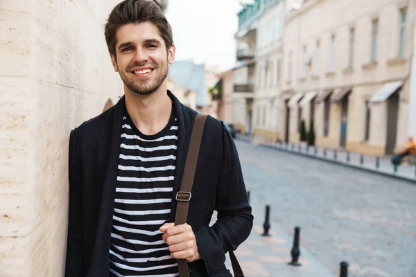 Foto Ung Stilig Glad Ung Affärsman Promenader Vid Gatan Utomhus — Stockfoto