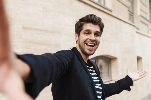 Photo Jeune Homme Affaires Heureux Marchant Dans Rue Extérieur Tout — Photo