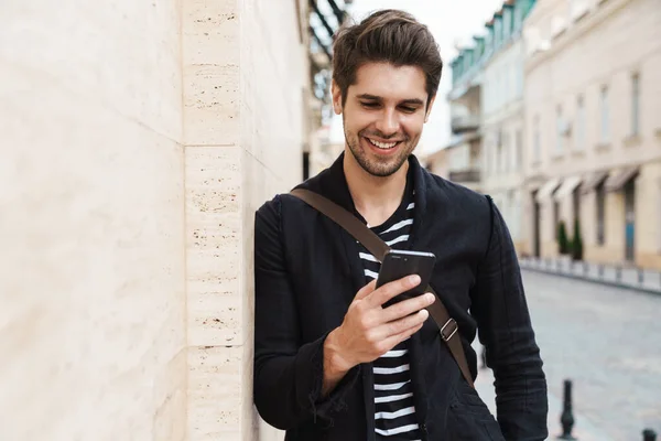 Imagen Joven Hombre Negocios Feliz Aire Libre Charlando Por Teléfono —  Fotos de Stock