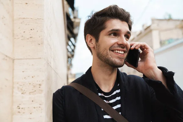 Image Happy Handsome Man Smiling Talking Cellphone While Leaning Wall — Stock Photo, Image