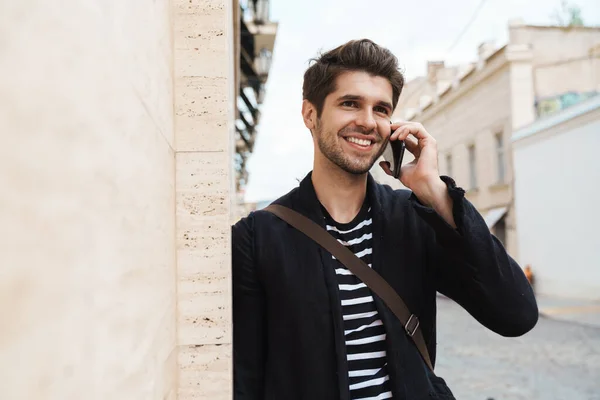 Фото Усміхненого Молодого Бізнесмена Відкритому Повітрі Розмовляє Мобільному Телефону — стокове фото