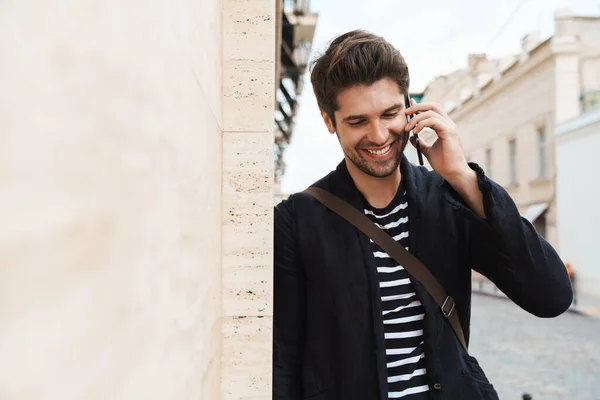 Immagine Bell Uomo Felice Che Sorride Parla Cellulare Mentre Appoggia — Foto Stock