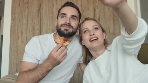 Una Hermosa Pareja Hombre Mujer Están Comiendo Pizza Juntos Hablando — Vídeos de Stock