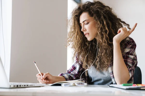 Foto Mujer Joven Pensando Haciendo Notas Mientras Trabaja Con Ordenador — Foto de Stock