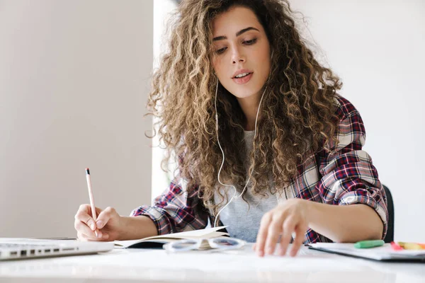 Foto Van Het Denken Jonge Vrouw Het Maken Van Notities — Stockfoto