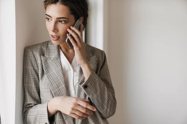 Photo Confident Successful Woman Jacket Talking Mobile Phone While Leaning — Stock Photo, Image