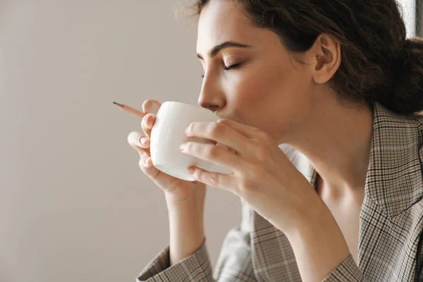 사무실에서 일하는 커피를 마시는 여성을 기쁘게 클로즈업 — 스톡 사진