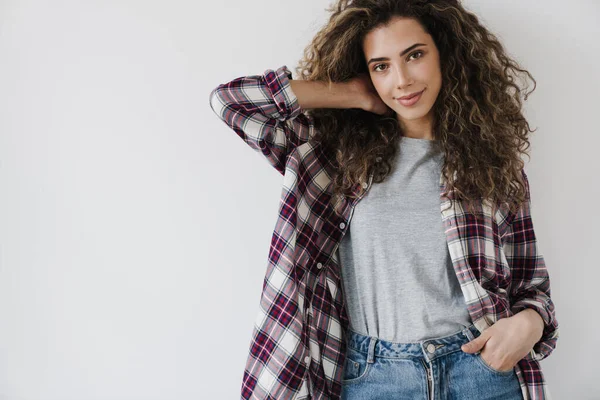 Foto Mulher Bonita Feliz Sorrindo Enquanto Posando Câmera Isolada Sobre — Fotografia de Stock