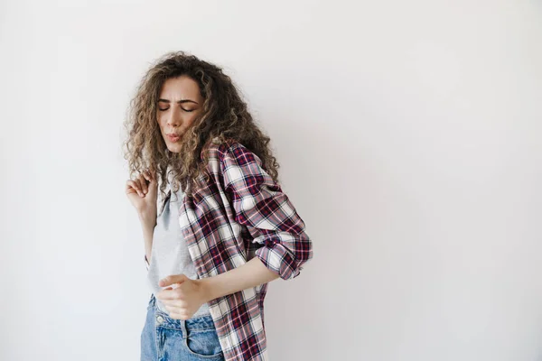 Foto Alegre Hermosa Mujer Bailando Cámara Aislada Sobre Fondo Blanco — Foto de Stock