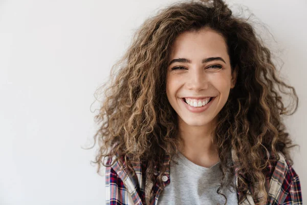 Foto Mulher Bonita Feliz Sorrindo Enquanto Posando Câmera Isolada Sobre — Fotografia de Stock