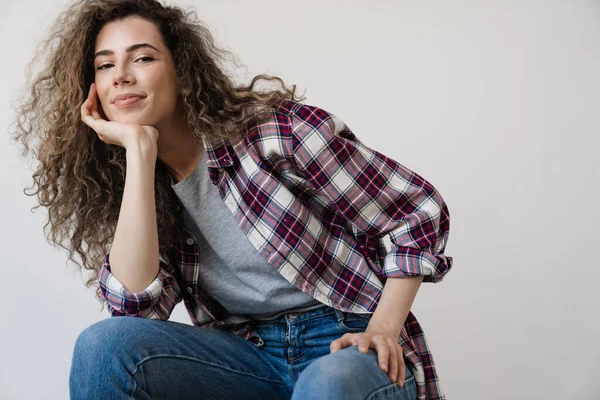 Foto Hermosa Mujer Feliz Sonriendo Mientras Posando Cámara Aislada Sobre —  Fotos de Stock