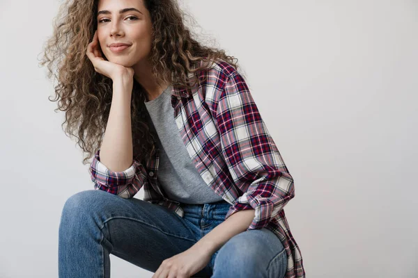 Foto Mulher Bonita Agradada Sorrindo Enquanto Posando Câmera Isolada Sobre — Fotografia de Stock