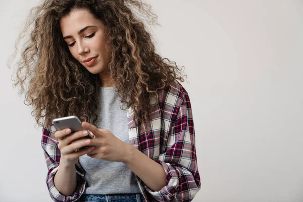 Foto Van Tevreden Mooie Vrouw Met Behulp Van Mobiele Telefoon — Stockfoto