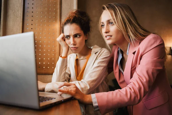 Bild Einer Schockierten Emotionalen Zwei Geschäftsfrauen Kollegen Drinnen Café Mit — Stockfoto