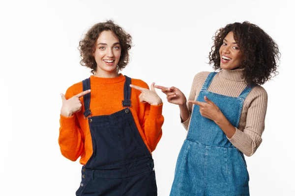 Porträtt Två Glada Kvinnor Overaller Ler Och Pekar Finger Isolerad — Stockfoto