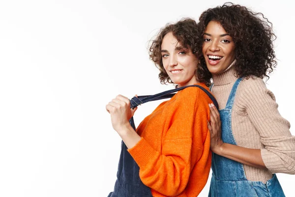 Imagem Sorriso Muito Feliz Dois Amigos Meninas Multirraciais Macacões Jeans — Fotografia de Stock