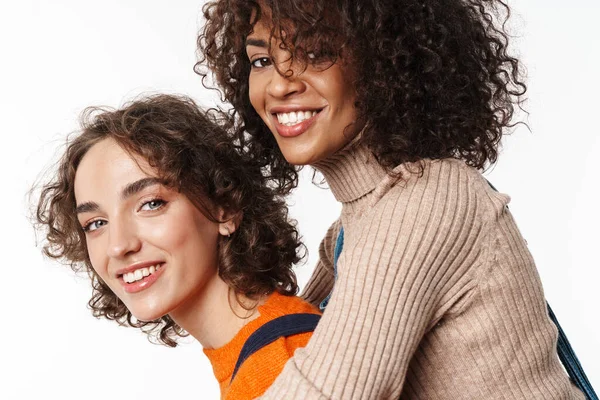Obrázek Šťastné Multiraciální Dívky Přátelé Džínové Kombinézy Izolované Přes Bílou — Stock fotografie