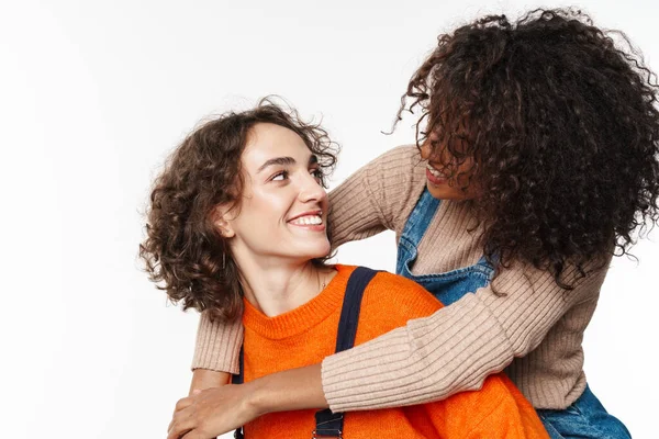 Imagen Increíbles Optimistas Felices Amigas Multirraciales Trajes Mezclilla Aislados Sobre — Foto de Stock