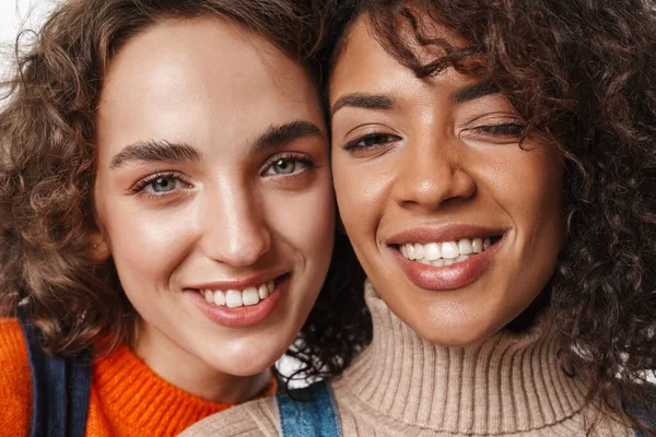 Close Foto Feliz Sorrindo Positivo Meninas Multirraciais Amigos Isolados Sobre — Fotografia de Stock