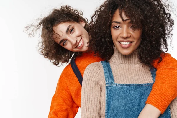 Bild Von Einem Ziemlich Glücklich Lächelnden Zwei Multirassische Freundinnen Jeans — Stockfoto