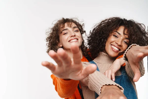 Imagem Uma Bela Alegre Otimista Duas Amigas Meninas Multirraciais Macacões — Fotografia de Stock