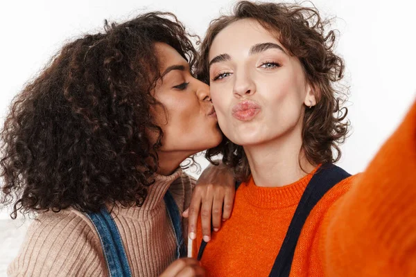 Imagem Uma Bela Alegre Otimista Duas Meninas Multirraciais Macacões Jeans — Fotografia de Stock