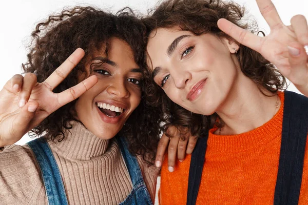 Imagem Sorriso Muito Feliz Dois Amigos Meninas Multirraciais Macacões Jeans — Fotografia de Stock