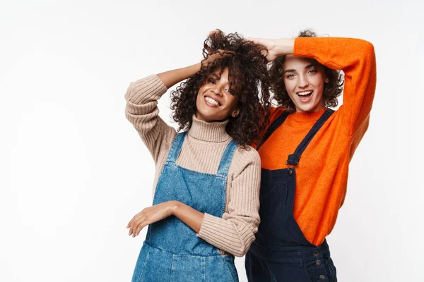 Imagem Uma Bela Alegre Otimista Duas Amigas Meninas Multirraciais Macacões — Fotografia de Stock