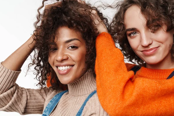 Egy Kép Egy Nagyon Boldog Mosolygós Két Multiracionális Lány Barátok — Stock Fotó