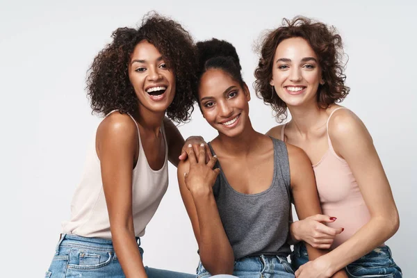 Retrato Três Mulheres Multirraciais Lindas Juntos Sorrindo Para Câmera Isolada — Fotografia de Stock