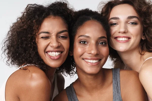 Retrato Três Mulheres Multirraciais Encantadas Juntos Sorrindo Para Câmera Isolada — Fotografia de Stock