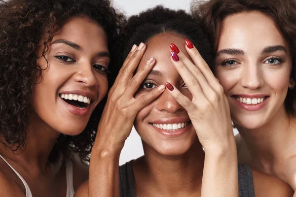 Retrato Três Mulheres Multirraciais Atraentes Juntos Sorrindo Para Câmera Isolada — Fotografia de Stock