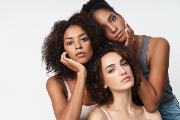 Retrato Tres Hermosas Mujeres Multiétnicas Pie Juntas Mirando Cámara Aislada — Foto de Stock